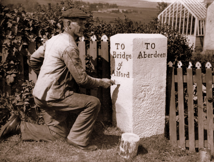 Milestone Painter near Alford