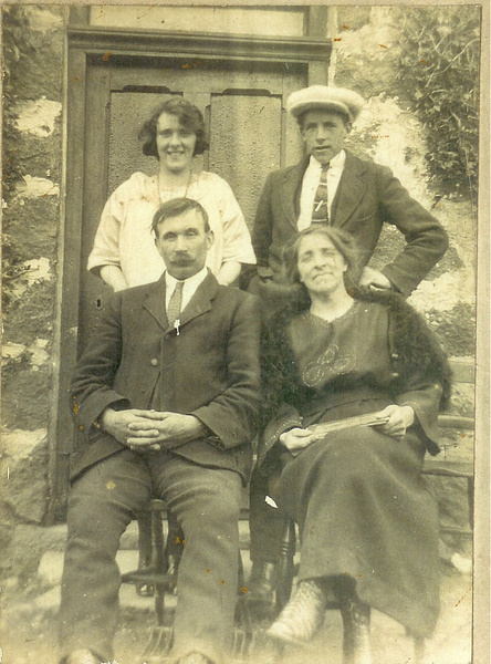 Wullie Ellis and family (at Wark Farm, Cushnie?)
