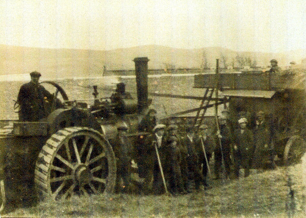 Mobile Threshing Mill near Leslie